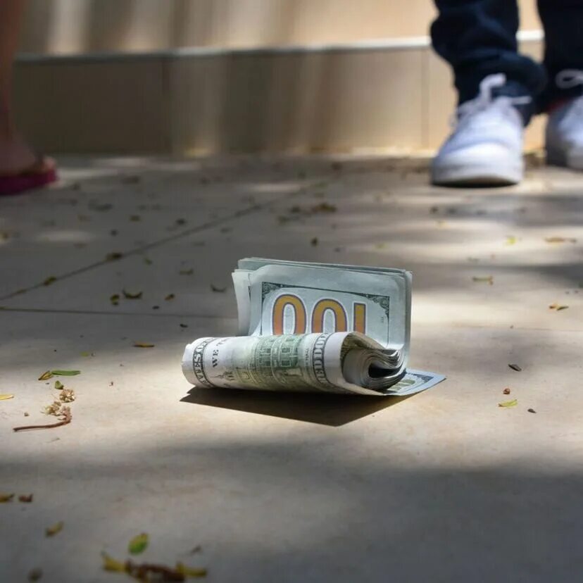 Денежка на дороге. Девушка нашла монетку на улице. Found money on the Street. Деньги с ногами картинки. Moneypantry com