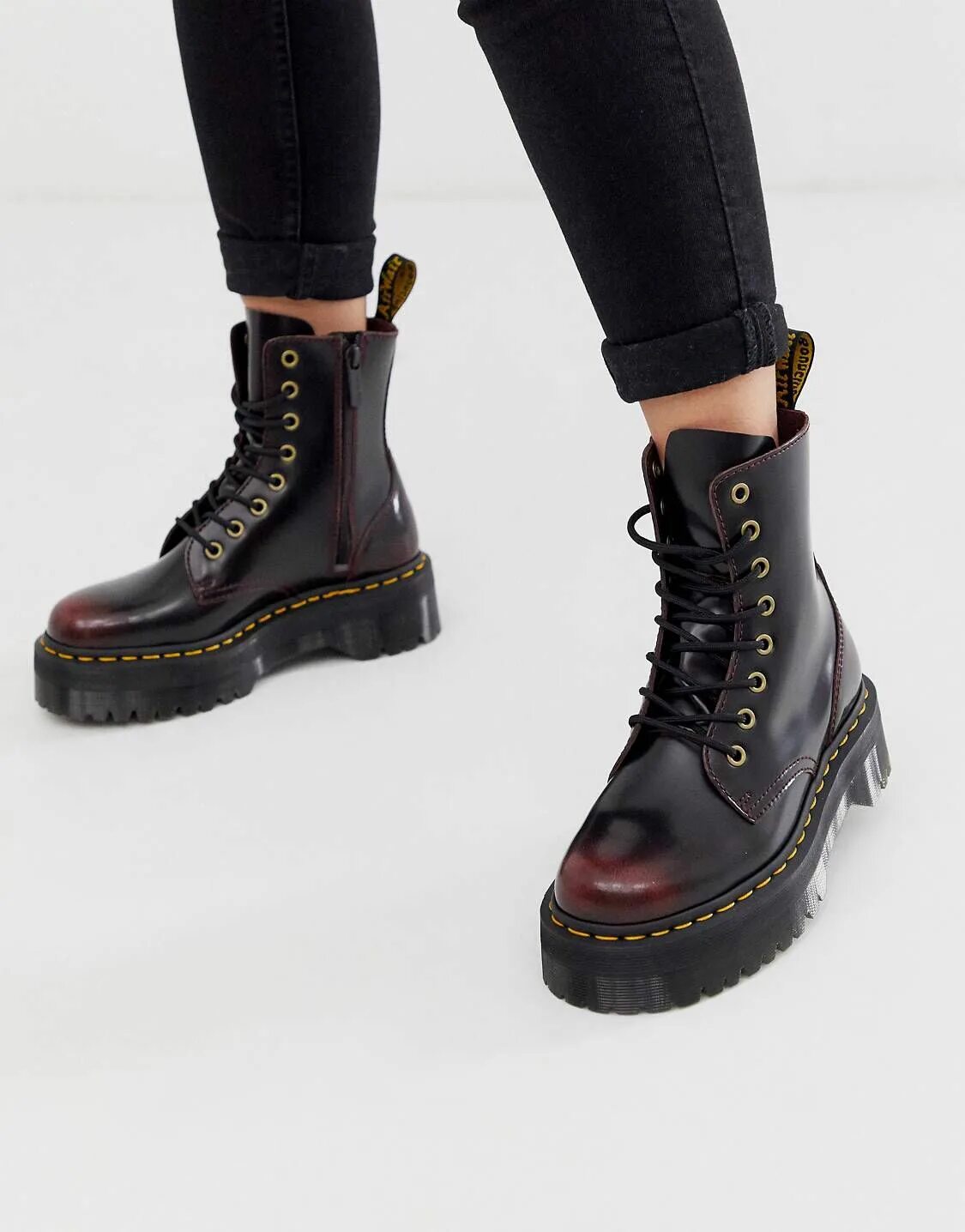 Подошва dr martens. Доктор Мартинс ботинки. Dr Martens Jadon. Dr Martens ботинки. Сапоги доктор Мартинс женские.