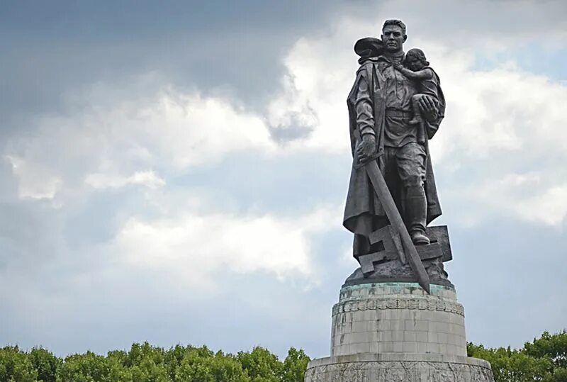 Русский солдат освободитель. Памятник в Трептов-парке советскому воину-освободителю Берлин. Памятник советскому солдату в Трептов парке в Берлине. Воин-освободитель Трептов-парк Берлин. Вучетич. «Воин-освободитель». Трептов-парк, Берлин.