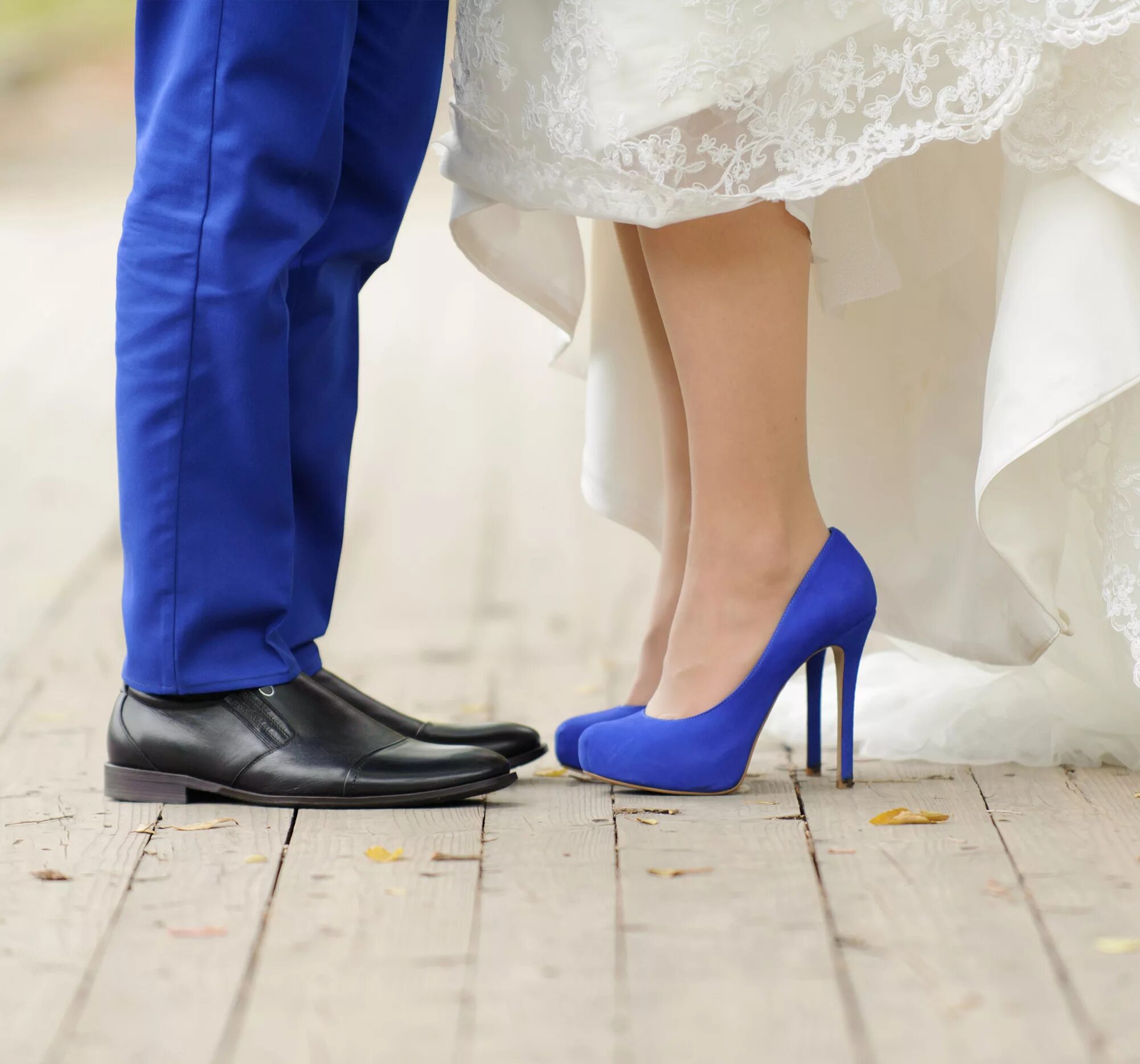В подходящий под ваш. Невеста в цветных туфлях. Синие туфли. Свадебное платье с синими туфлями. Свадебные туфли синие.