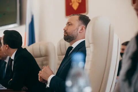 Депутат рядом
