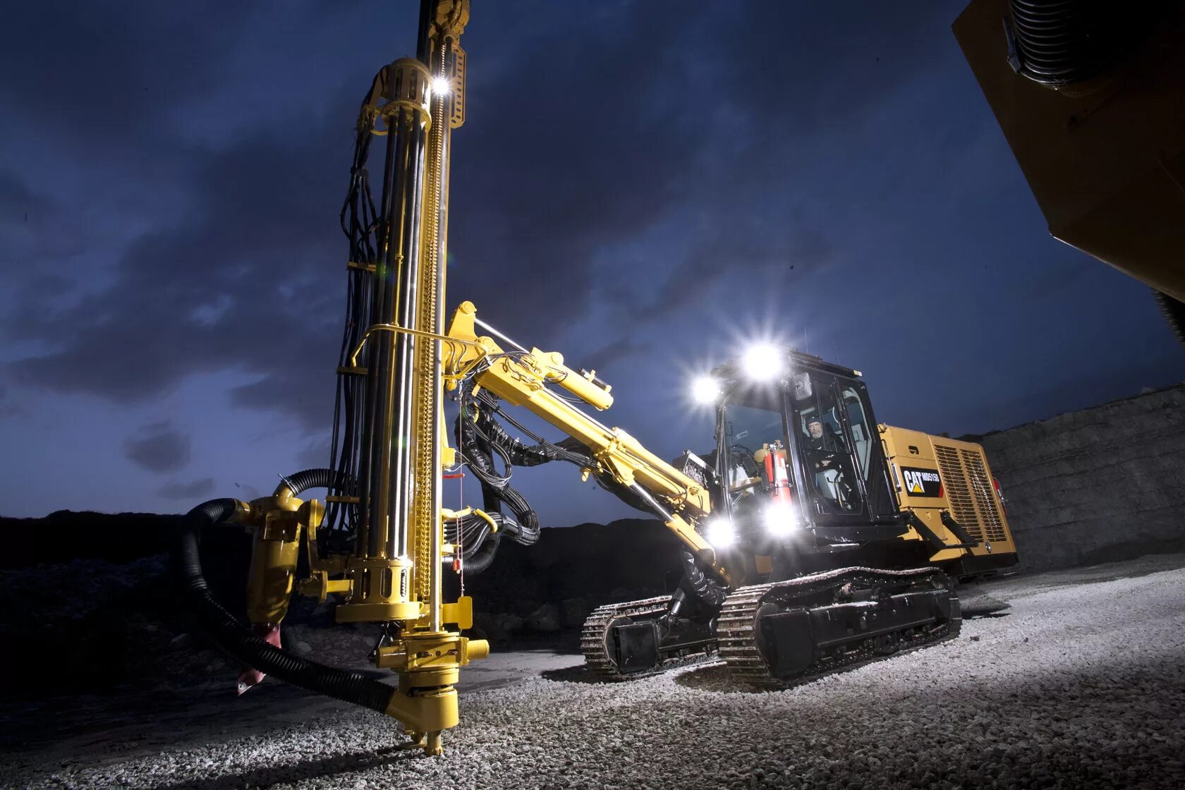 Нужна буровая установка. Caterpillar-5150c-track-Drill. Бурилка Катерпиллер. Буровые станки. Бурильная машина.