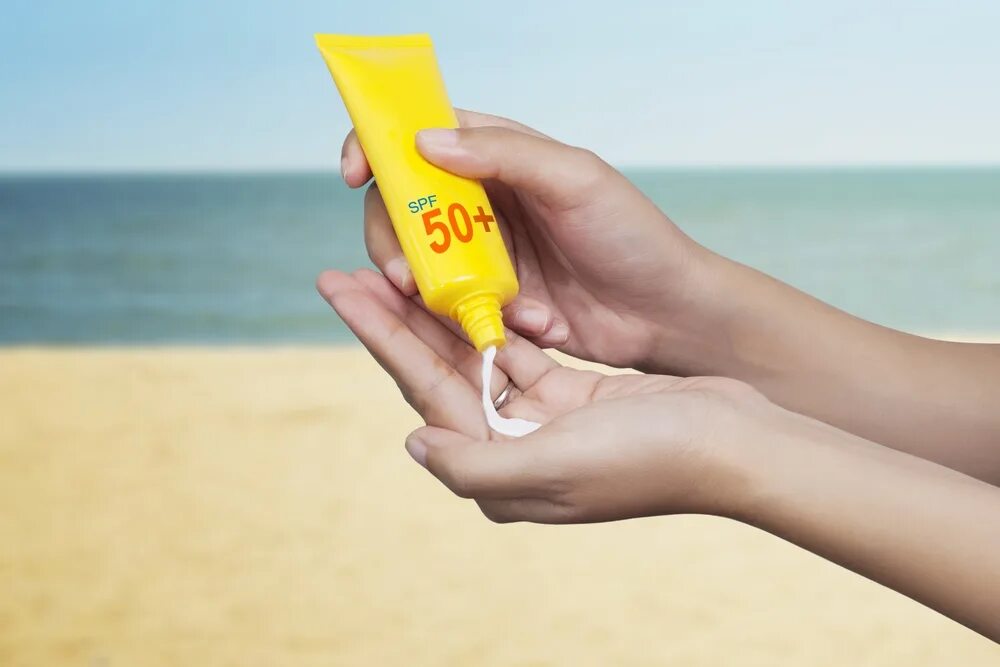 Крем зачем. СПФ крем солнцезащитный. Солнцезащитные крема нанесение. Крем для загара на пляже. Наносить солнцезащитный крем.