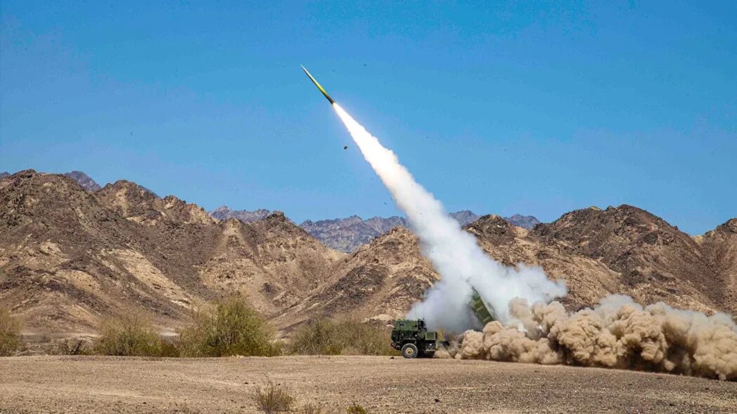 Himars atacms. Рсзо м142 himars. Химарс ракета. Химарс ракета. Рсзо m142 himars сша.