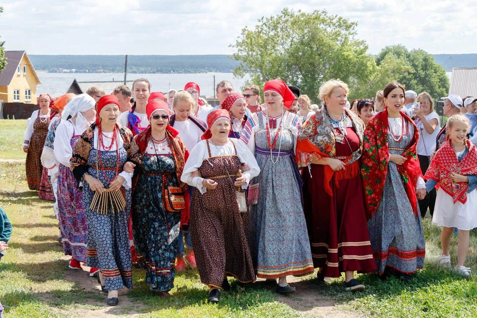 Свадьба в славянском стиле. Украинка в платке. Русский и украинский национальный костюм. Украинский народ. Украинский манер.