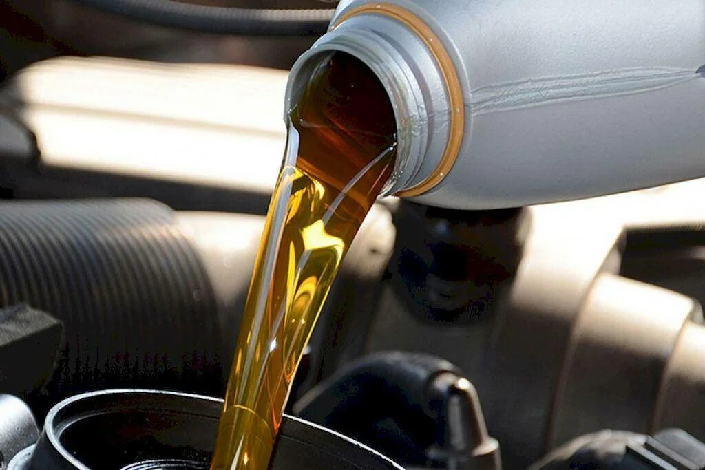 Машинное масло. Жидкие смазочные материалы. Моторное масло льется. Смазочные масла.