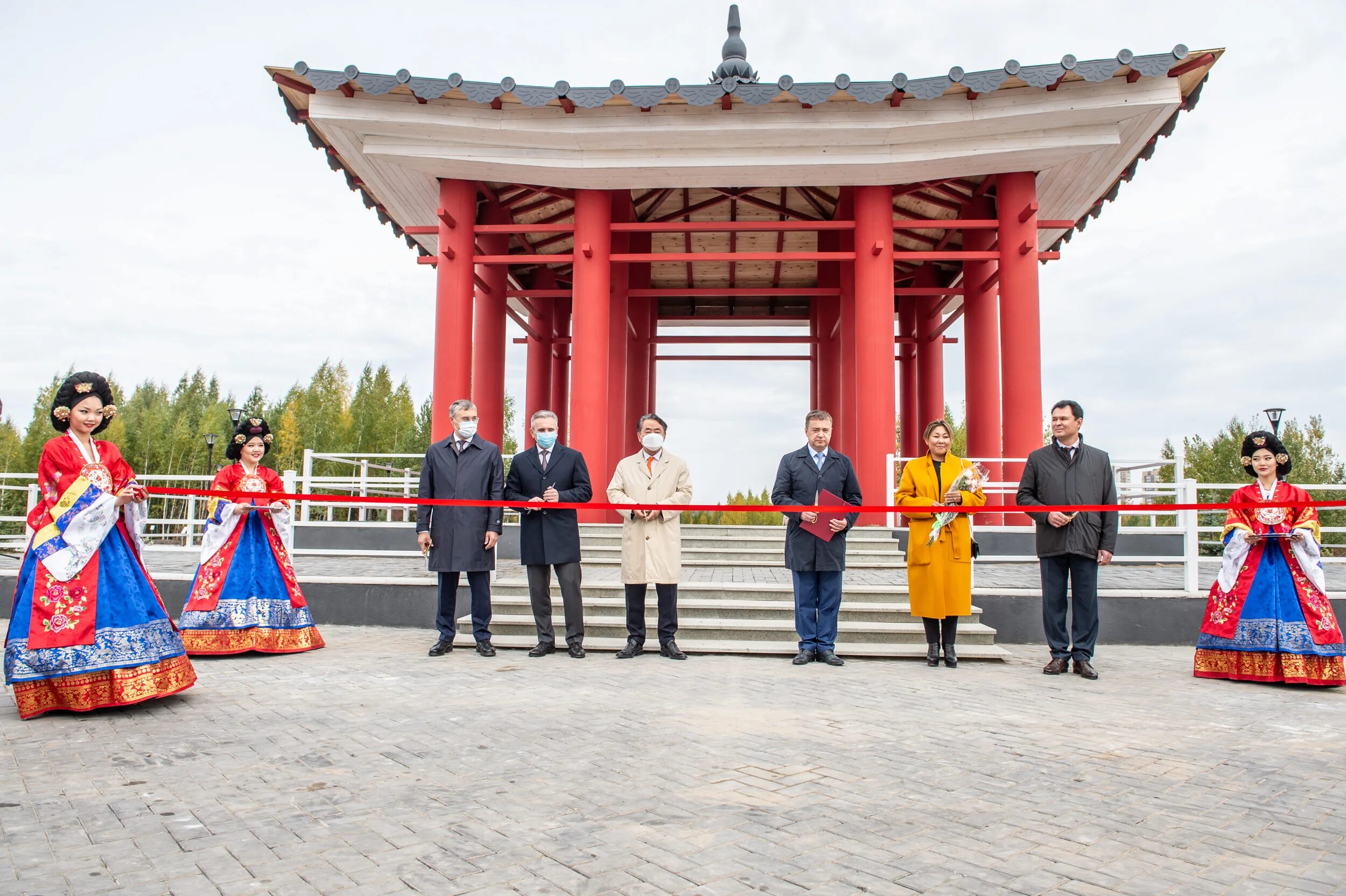 Китайский парк тюмень. Парк российско-корейской дружбы тюмень. парк дружбы с кореей тюмень. парк российско корейской дружбы тюмень ночью. корейский парк в тюмени на алебашевской.