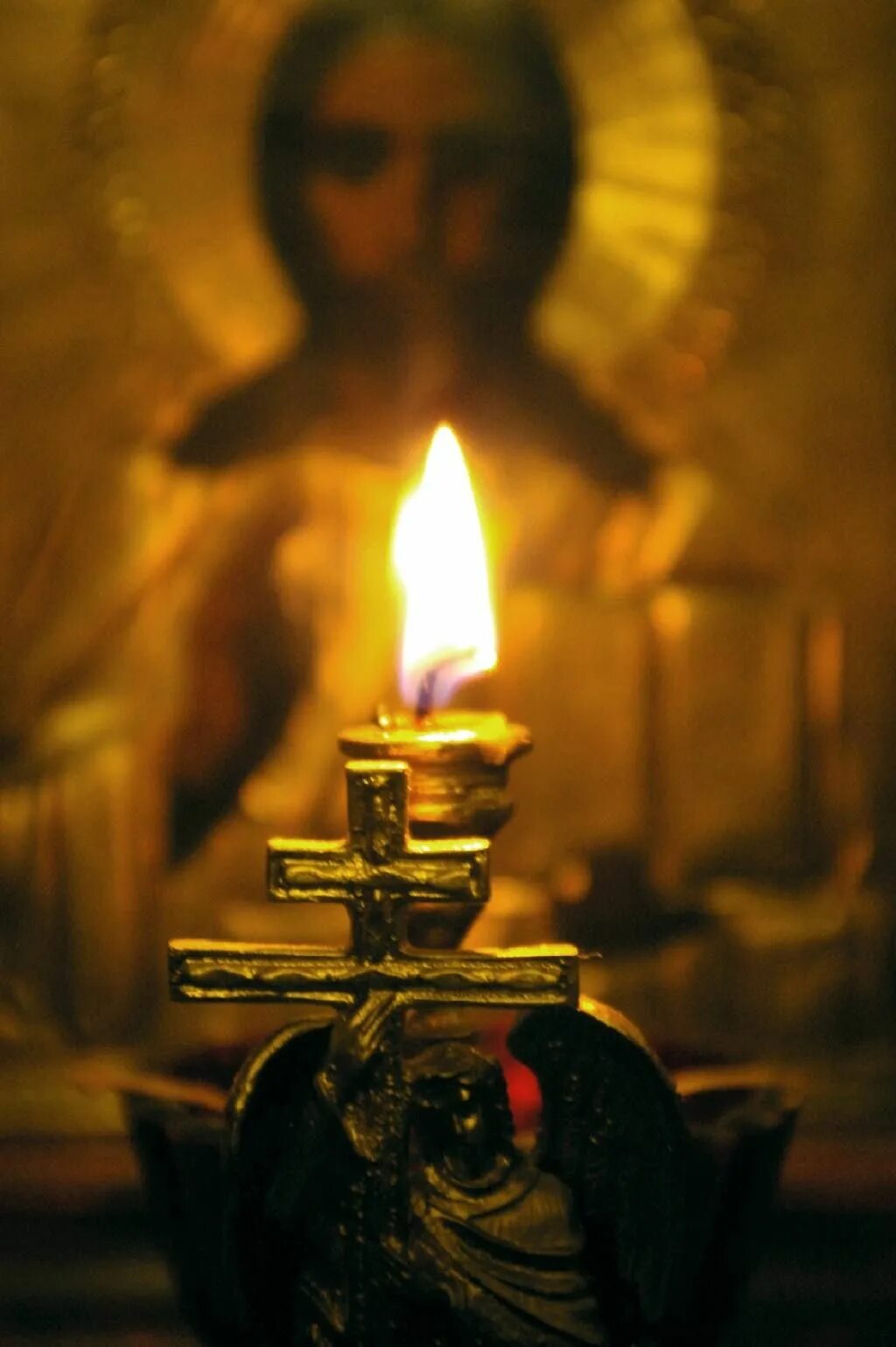 Лампадка перед иконой христа спасителя. Икона и свеча. Лампада у иконы в храме. Неугасимая лампада казанской иконы божией матери. Горящая свеча у иконы.