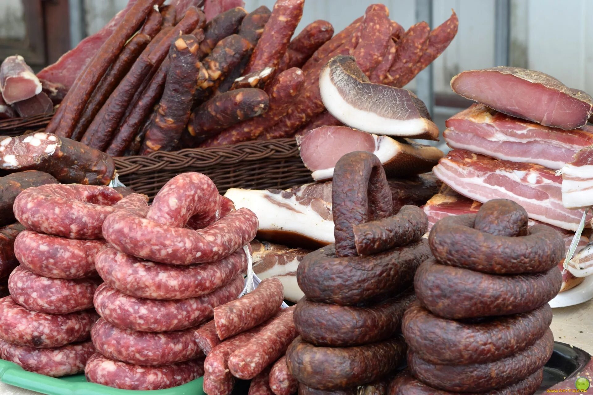 Ем колбаски колбаса. Колбаса бобруйского мясокомбината. карачаевская колбаса. колбаса сосиски мясокомбинат. хладобойня и колбаски.