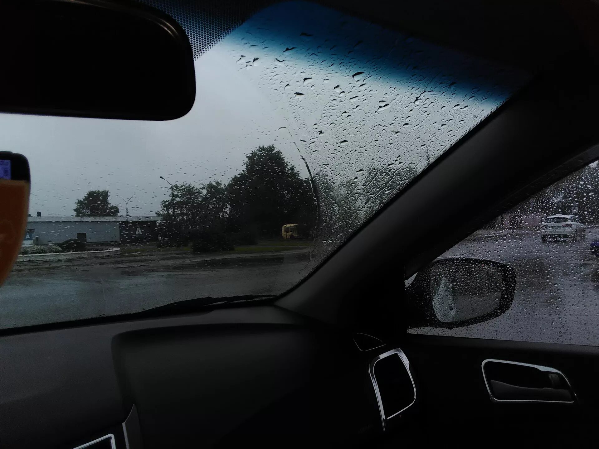 Запотевает стекло в дождь. Запотевает лобовое стекло Пежо 407. Лобовое окно машины. Запотевшее стекло в машине. Вид из лобового стекла машины.