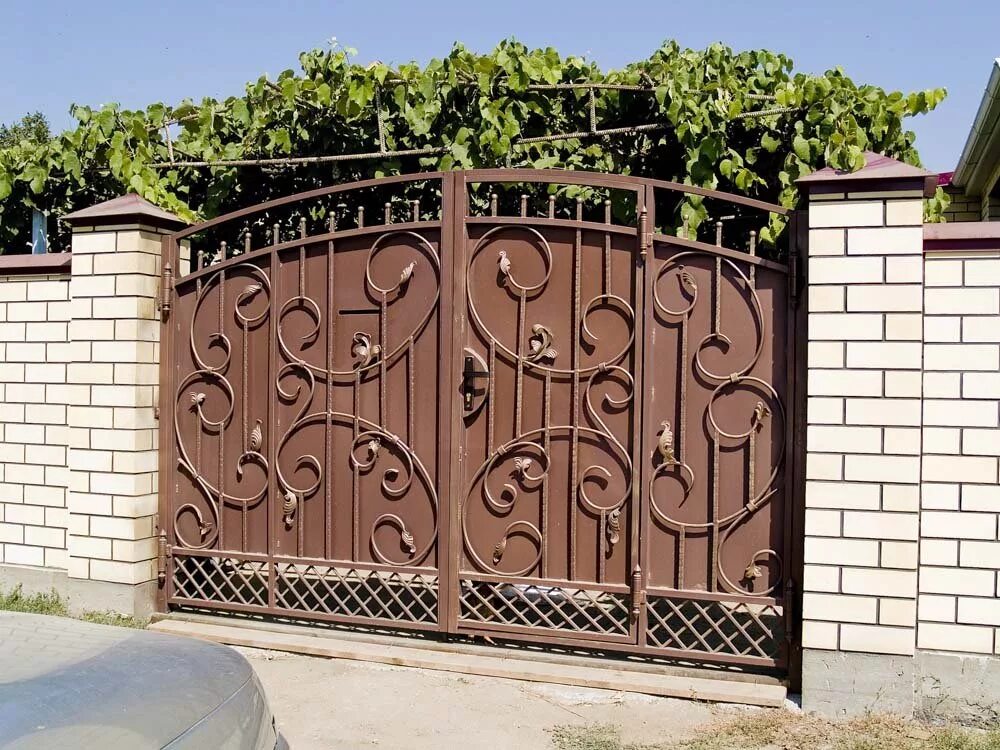 Кованые ворота с калиткой. Ворота кованые распашные лоза. Ворота кованые распашные. М. Вороты это.