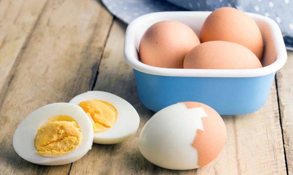 Можно ли куриные яйца. Яйцо куриное. Яйцо куриное вареное. Необычные куриные яйца. Яичный желток.