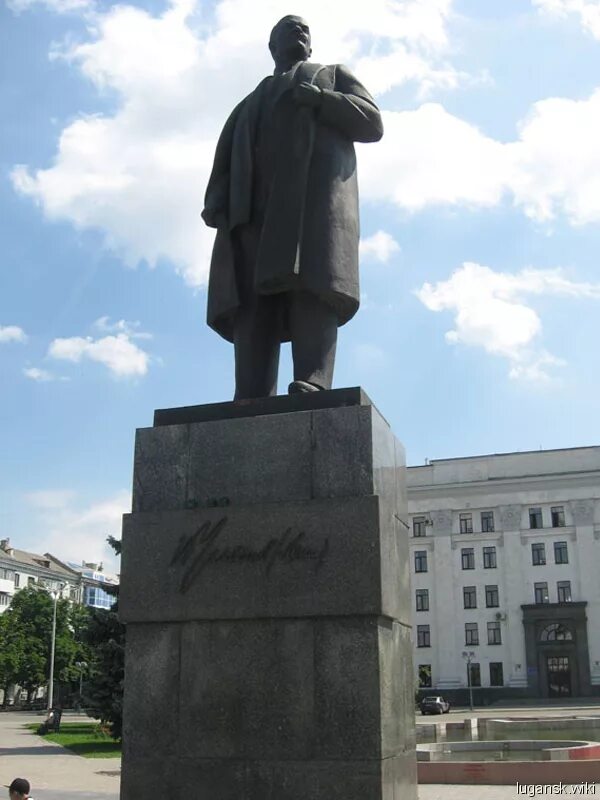 Город брянка луганская область. Памятник ворошилову в луганске. Луганская область свердловск памятник ленину. Памятник ленину в луганске 1932. Свердловск луганская область памятники.
