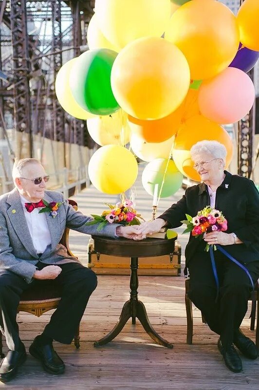 Дед на свадьбе король. Дедушка в воздушными шарами -вверх. Воздушные шары бабушке и деду. Празднование юбилея свадьбы. Бабушка с воздушными шарами.