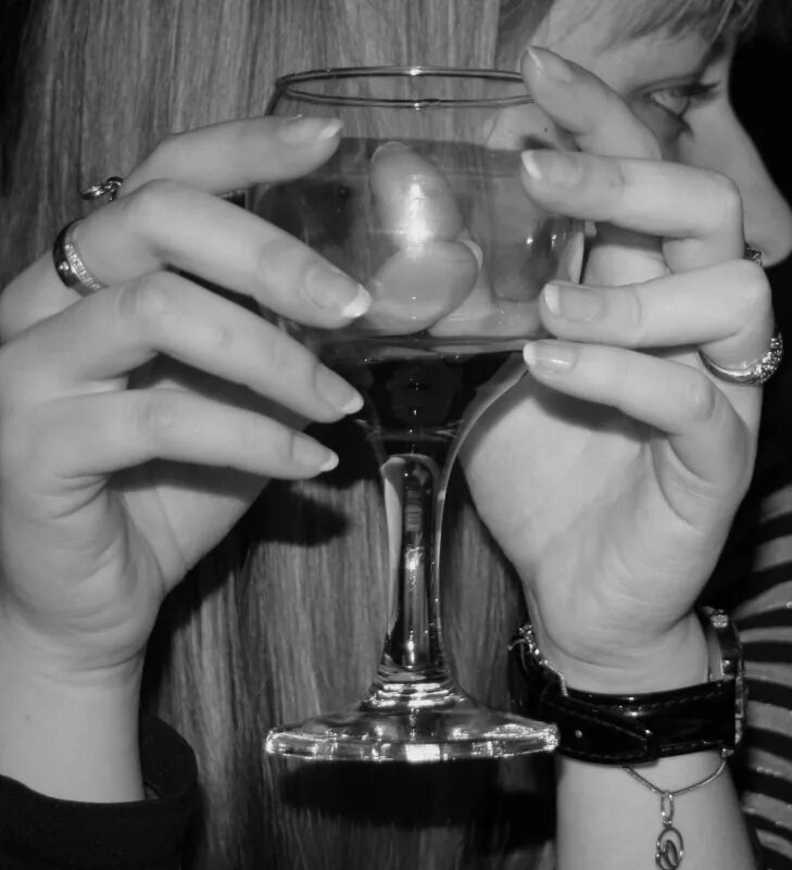 бокал в руке девушки. бокал вина в руке. девушка с бокалом вина в руке. августина майер. девочка с вином.