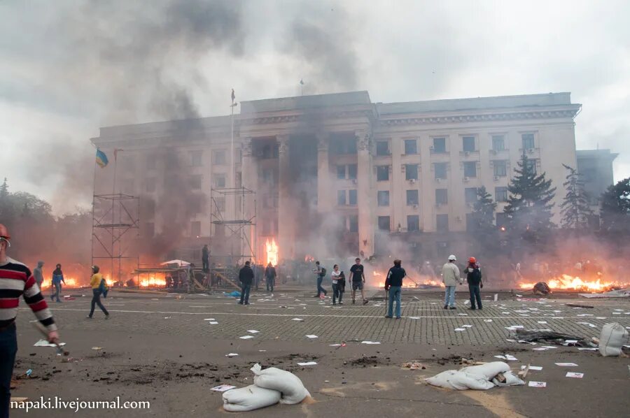 Майдан профсоюзов. Дом профсоюзов в Одессе 2 мая 2014 года. Пожар в доме профсоюзов в Одессе. Одесса 2 мая дом профсоюзов. Пожар в Одесском доме профсоюзов 2 мая 2014.