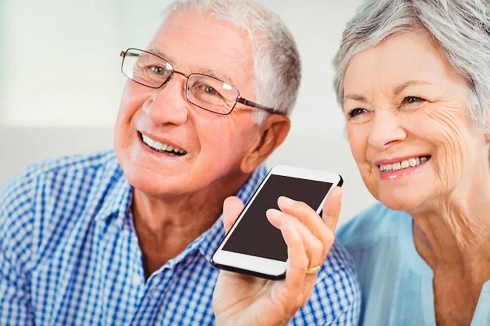Мобильный интернет для пенсионера. Телефон для пожилых людей. Бабушка со смартфоном. Телефон для пенсионеров. Смартфон для пожилых людей пары.