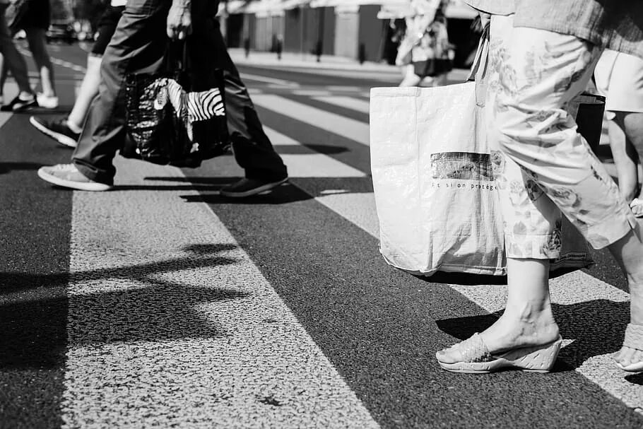 Шагай ходи. Ноги пешеходов. Нога на пешеходном. Люди на пешеходном переходе. Черно белые снимки прохожие.