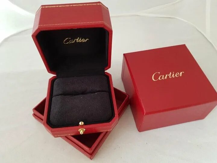 Украшения в красной коробке. Картье Cartier шкатулка. Коробочка Картье и Тиффани. Шкатулка Cartier Box scatola. Коробка Картье для колец оригинал.