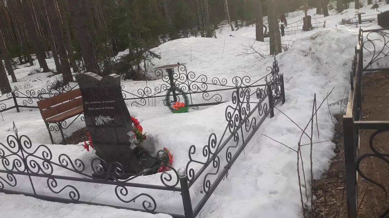 Отворот на кладбище. Могильный крест. Отворот на кладбище. Фото кладбища ночью. Отворот на кладбище.