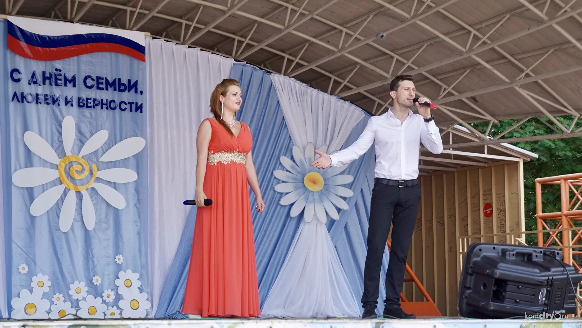 Украшение сцены на день семьи любви и верности. Праздник семьи украшение зала. Украсить сцену ко дню семьи. Оформление сцены на день семьи любви. Украшение сцены на день семьи любви и верности.