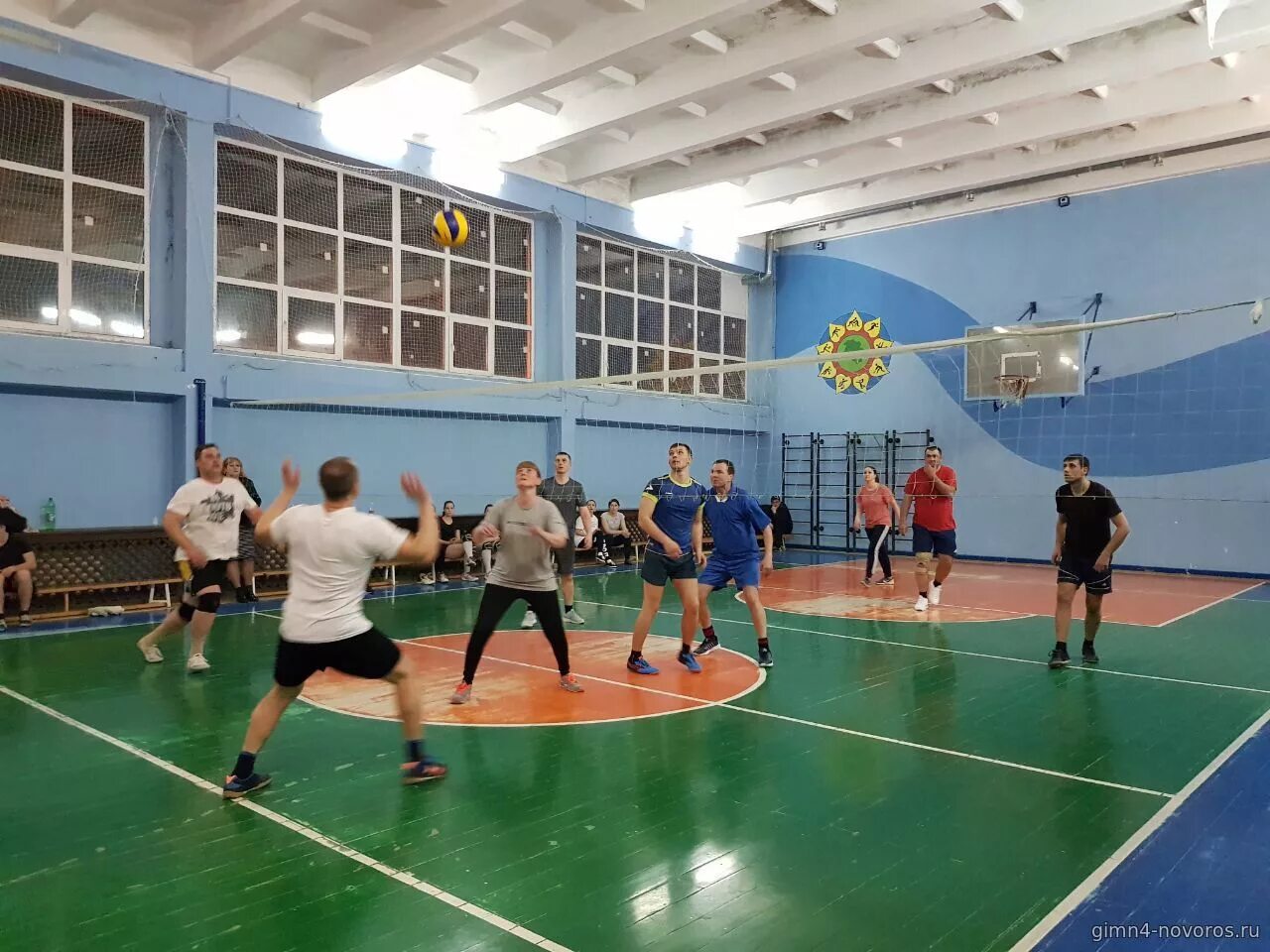 Город Новороссийск гимназия 4. Гимназия 9 Новосибирск спортзал. 5 Гимназия спортивный зал. Спортзал волейбол школа.