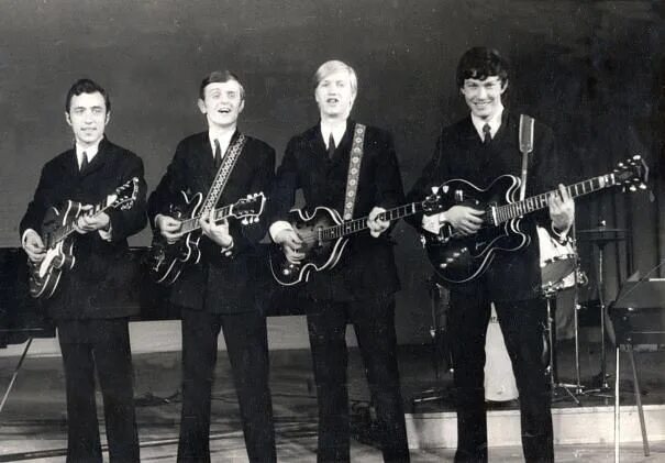 Поющие гитары песня видео. ВИА "Поющие гитары", 1966 год. Группа весёлые ребята ВИА состав. ВИА Веселые ребята 1988.