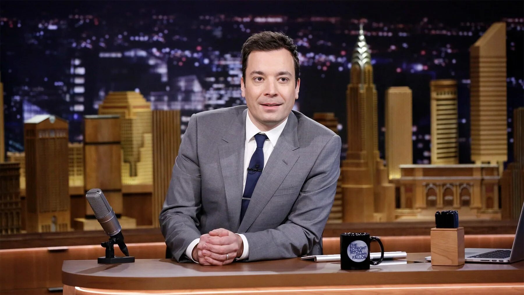 Джимми фэллон шоу. Ток шоу джимми фэллона. Вечерний ургант и джимми фэллон. Jimmy fallon the tonight show. Джимми фэллон и ургант.