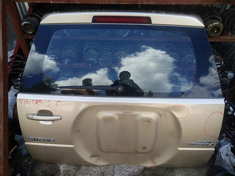 Крышка багажника на сузуки свифт 2003 года. Дверь багажника suzuki vitara. Suzuki escudo крышка багажника. Ручка двери багажника сузуки гранд витара 1998-2005. Крышка багажника сузуки гранд витара.