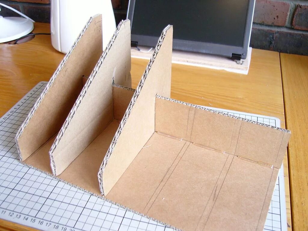 Под из бумаги. Подставка для бумаг из картона. Органайзер из картона. Органайзер для бумаг из картона. Органайзер из картонной коробки.
