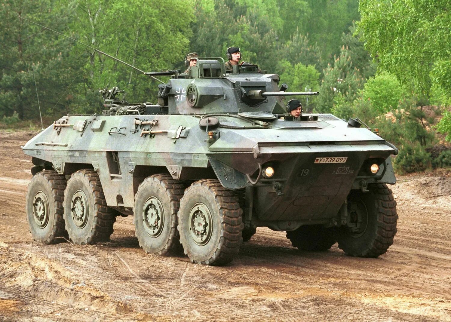 Автомобиль танк страна производитель. Разведывательная машина SPPZ 2 Luchs. SPPZ 2 Luchs Германия. БРМ лукс SPPZ 2 Luchs. БРМ лукс Германия.