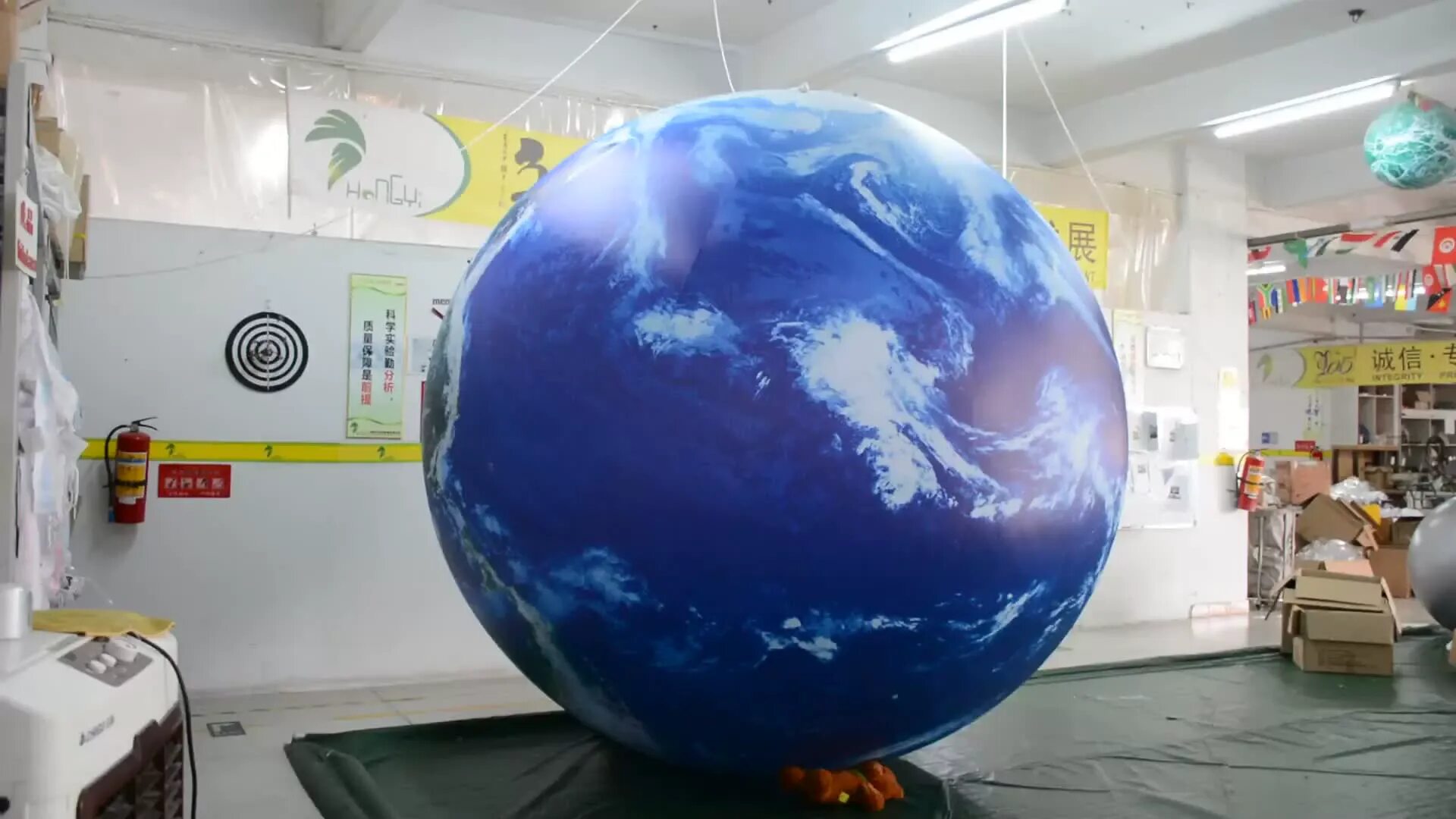 Мяч земля большой. Гигантский Глобус шар. Надувной земной шар. Надувной шар Глобус. Надувной мяч Планета земля.