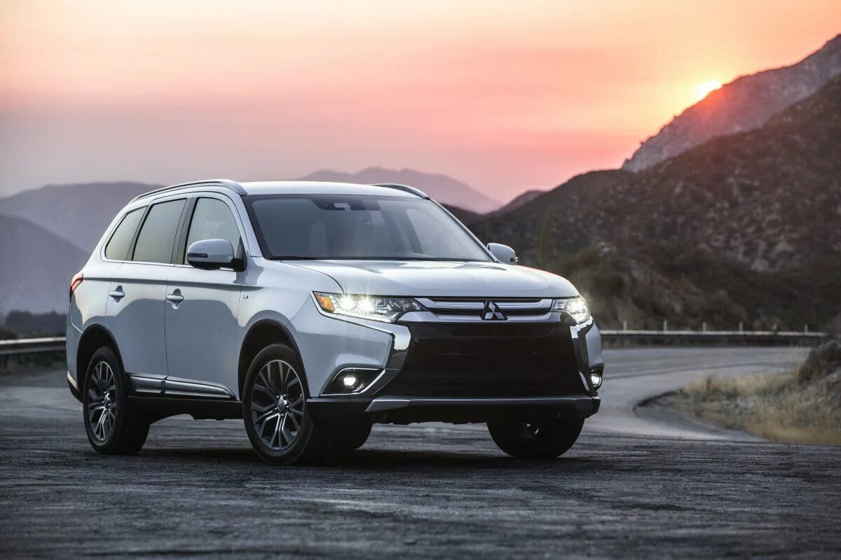 Японский мицубиси. Mitsubishi Outlander Mitsubishi Outlander. Митсубиси Аутлендер ГТ. Mitsubishi Outlander 2018. Мицубиси Аутлендер 3.