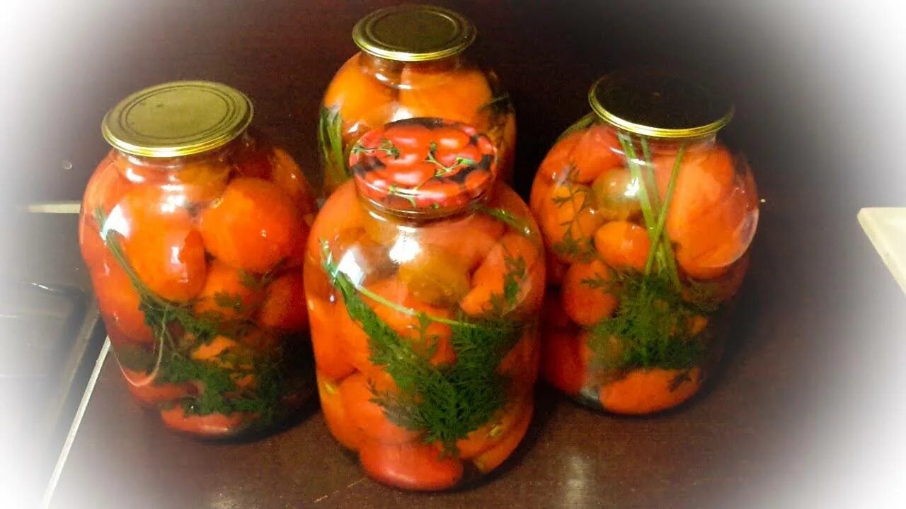 Сладкие помидоры с очень вкусным рассолом. Помидоры с чесноком внутри на зиму. Закрученные помидоры. Помидоры в квартире. Консервация помидоров на зиму.