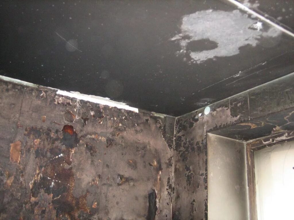 Потолок после пожара. Бетонная стена после пожара. Натяжной потолок после пожара. Обгоревший потолок.