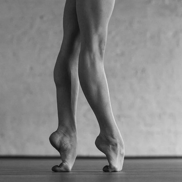 Оксана акиньшина босиком ступни. Женские ноги на полу. Стоит на носочках. Нога на ногу. Босые женские ноги.