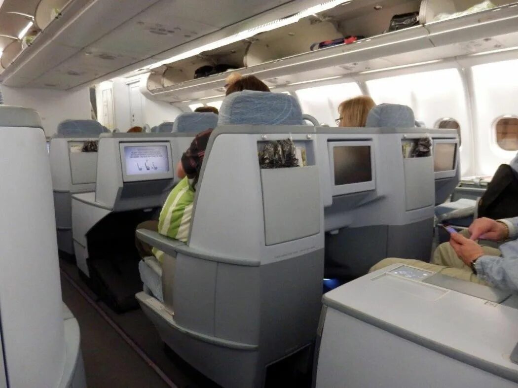 China eastern airlines business class a330. Аэробус а320 аэрофлот салон. Москва пхукет бизнес. China eastern a330-300 business class. 777-300er qatar airways.