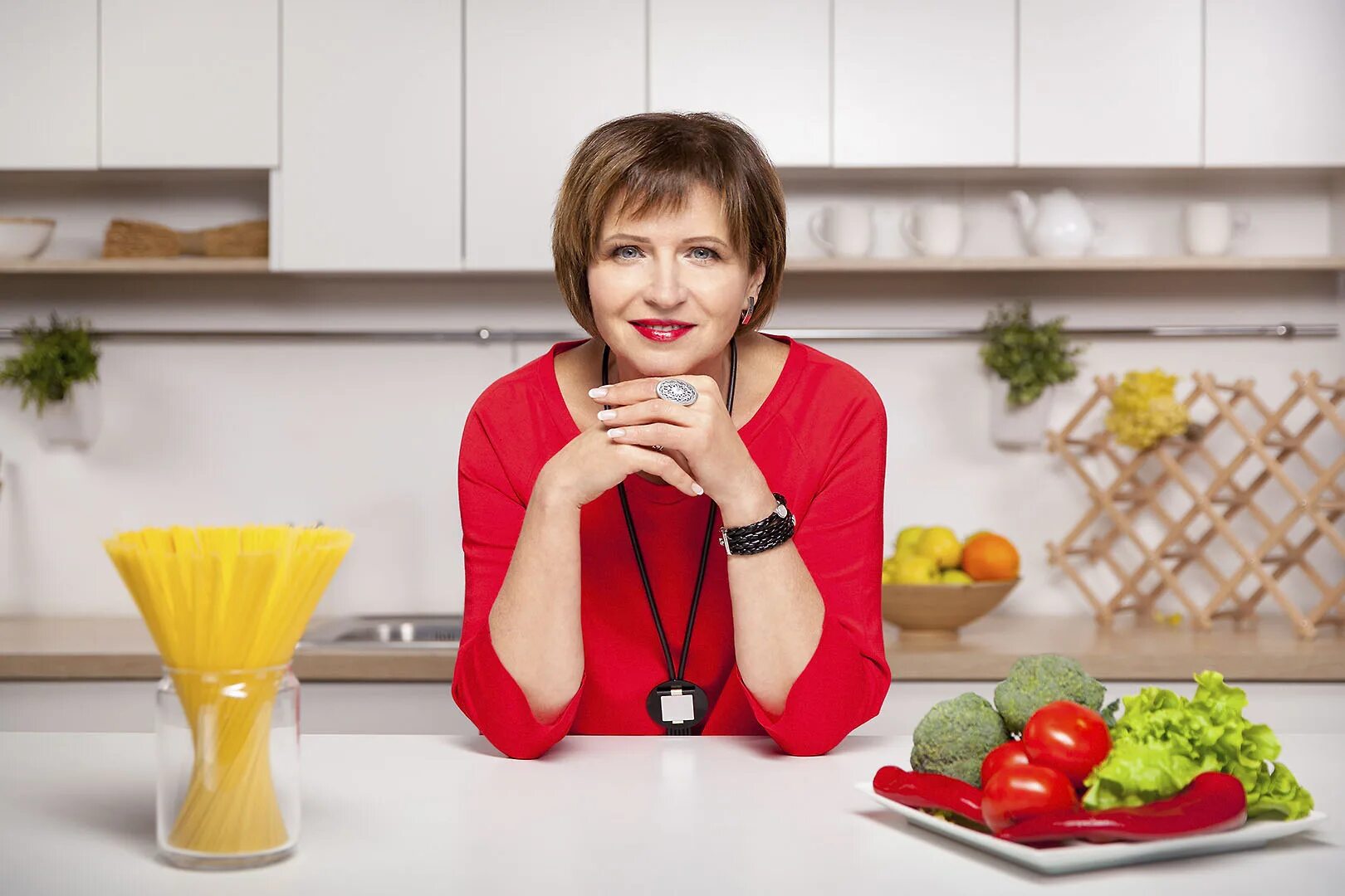 Светлана фус. Светлана фус диетолог. Доктор с фруктами. Прудникова яна диетолог. Девушка диетолог.