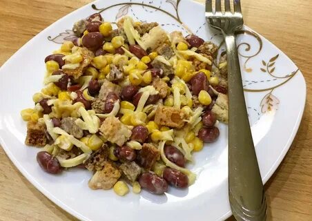 Сыр с фасолью и сухариками