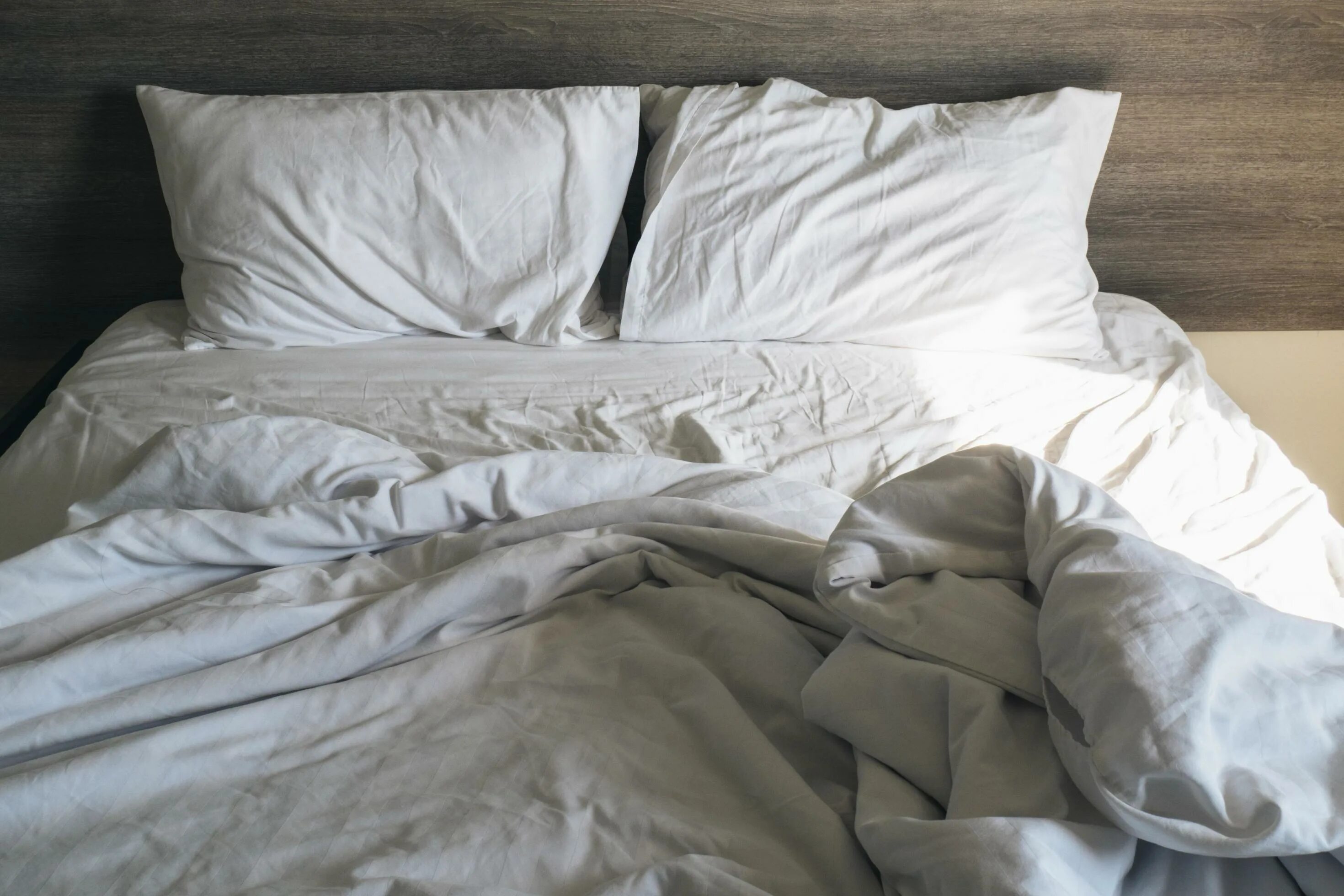 Грязное постельное белье. Кровать постель. Незастеленная кровать. Кровать не застелена. До скрытых встреч на мятых простынях