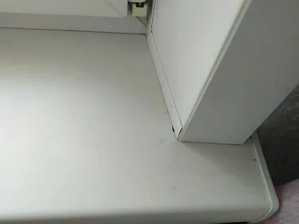 Желтое пятно на пластиковом подоконнике