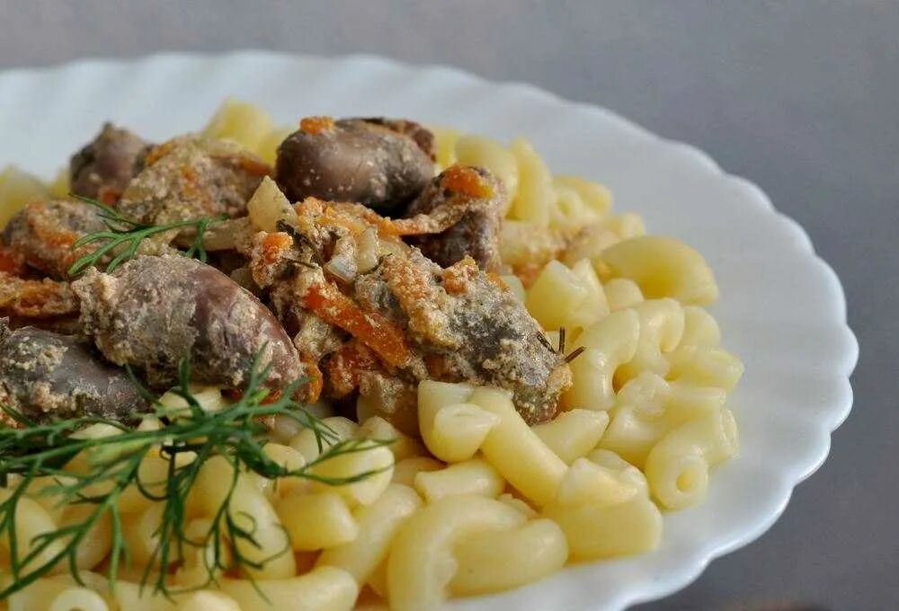 Куриные сердечки в сметане в мультиварке рецепт. Блюда с куриными сердечками. блюда из куриных сердечек. сердечки тушеные. гарнир к сердечкам.