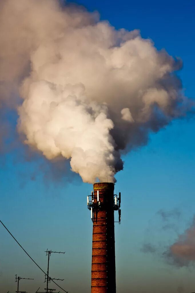 Трубы с дымом. Трубы завода дымят. Тэц 1 хабаровск черный дым. Дым от труб. Трубы завода.