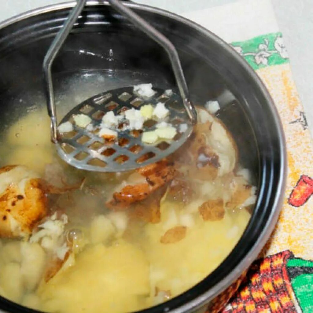 Можно ли дышать картошкой при насморке. Кастрюля с картошкой ингаляция. дышать отваром картошки. дышать над варёной картошкой. ингаляция над картофелем.