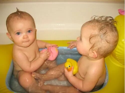 Два ребенка в ванной. Маленькая девочка в ванной комнате. Два ребенка в ванной. Мальчики вместе в ванной. Два ребенка в ванной.