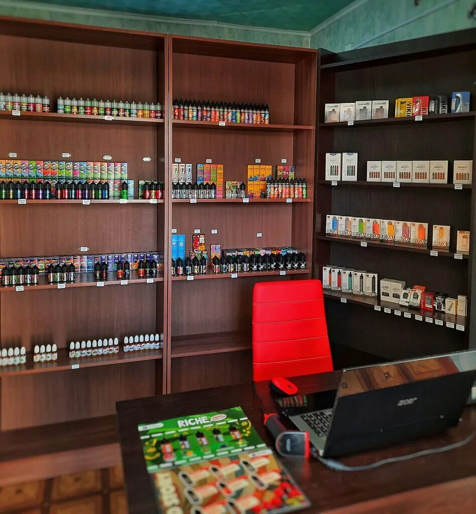 человек в дыму. человек в цветном дыму. вейп-шоп parkour новороссийск. кбд вейп. камень на оби вейпшоп.