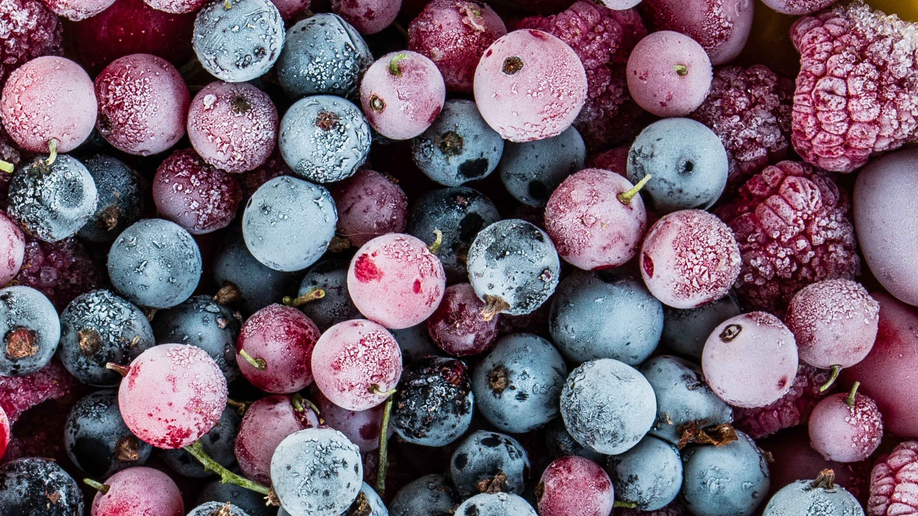 Freezing fruits. Замороженные ягоды. Замороженные овощи и фрукты. Фрукты замороженные фрукты. Фон с фруктами и ягодами.