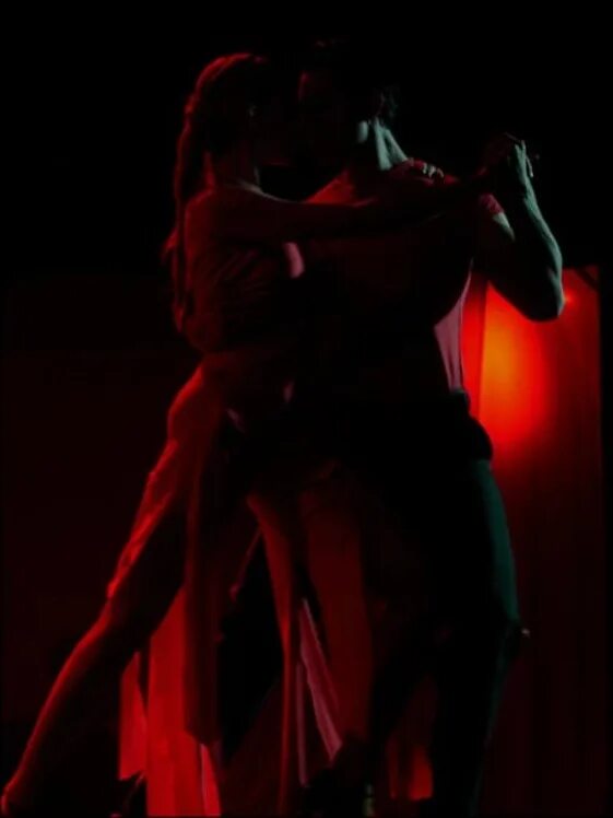 Мы танцуем танго пьем. Страстный танец в темноте. Медленный танец. Пара танцует в темноте. Медленный танец в темноте.