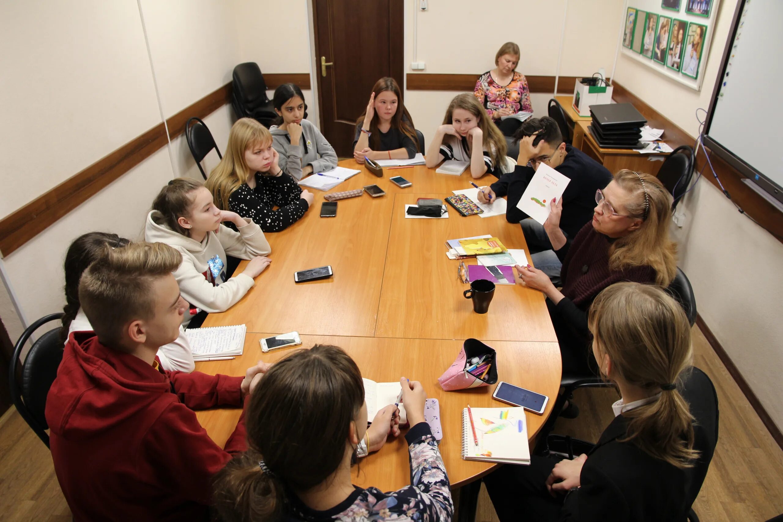 Дружная команда. Социалист по работе с молодежью. Организация работы с молодежью. Специалист по работе с молодежью картинки. Социально-культурная деятельность.