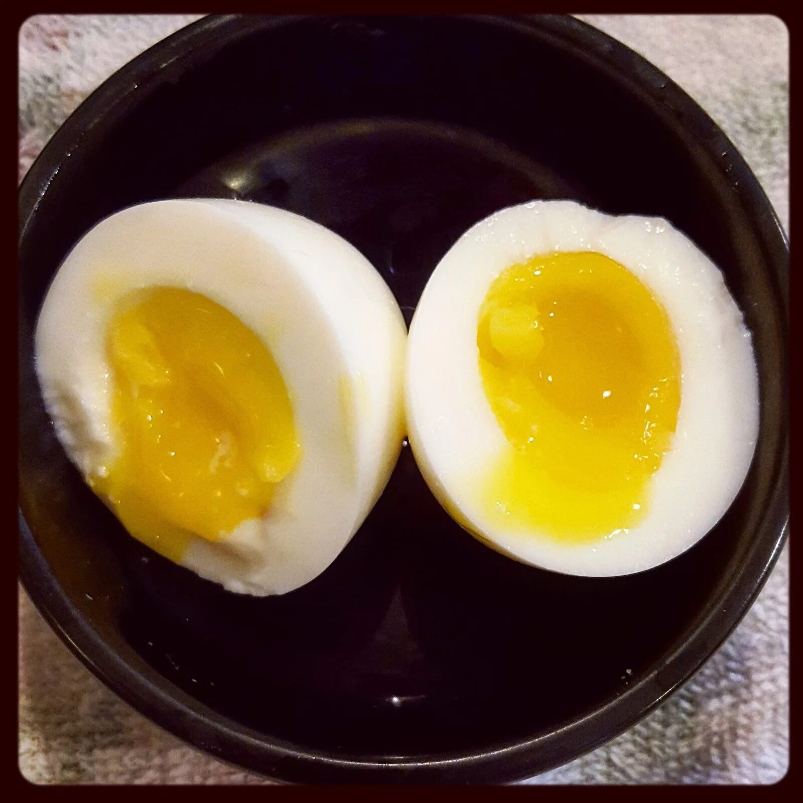 Сколько варить яйцо пашот. Soft boiled Egg группа. Яйцо пашот или всмятку. Яйцо пашот в разрезе. Яйцо Medium.